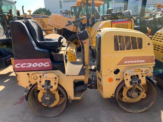 Gebrauchtes CC300G Dynapac Doppeltrommelwalzer in gutem Zustand